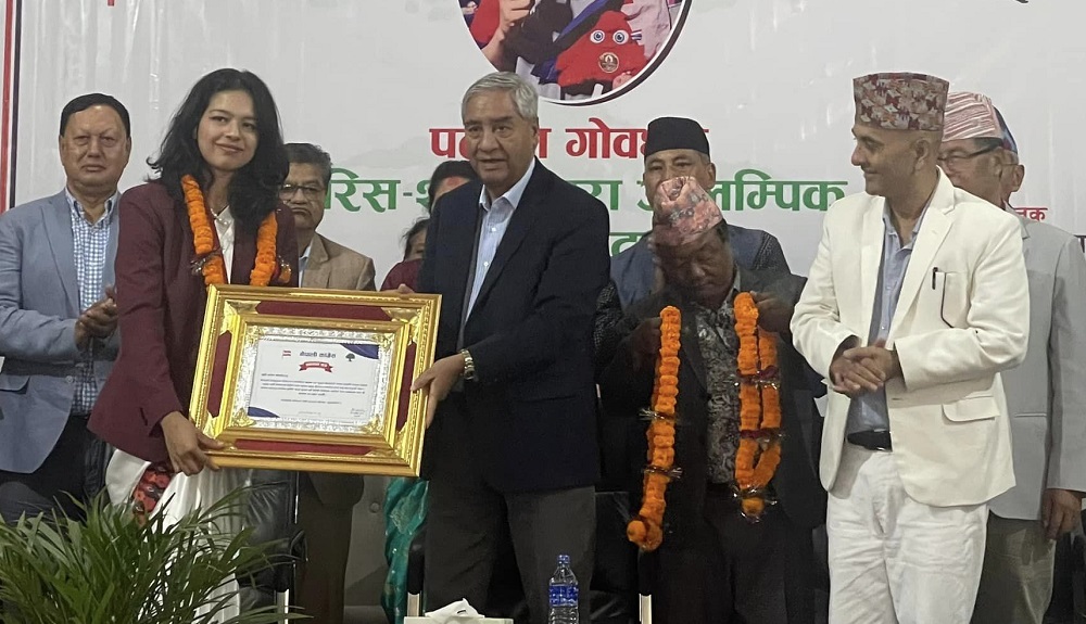 पलेशालाई काँग्रेसले गर्यो पाँच लाख पुरस्कारसहित सम्मान