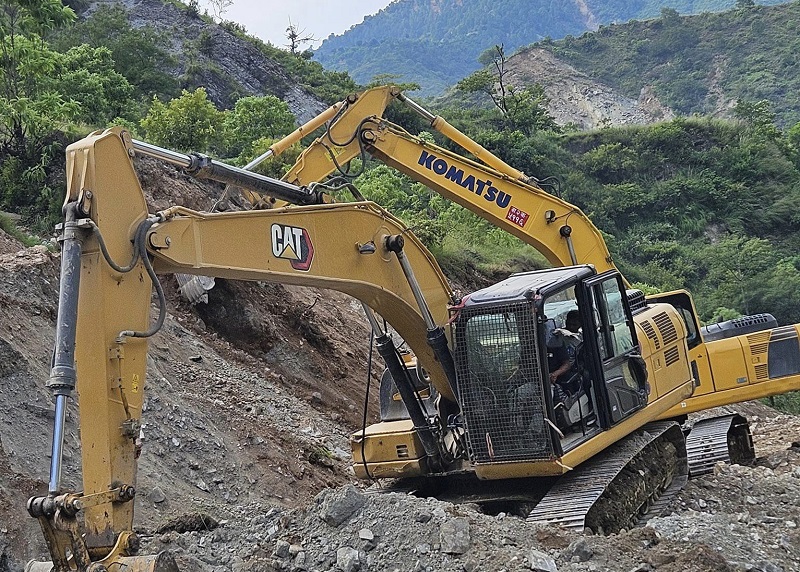 बीपी राजमार्गको यात्रा अनिश्चित, जोखिम भएकाले सकभर गाडी नचलाउन प्रहरीको अनुरोध