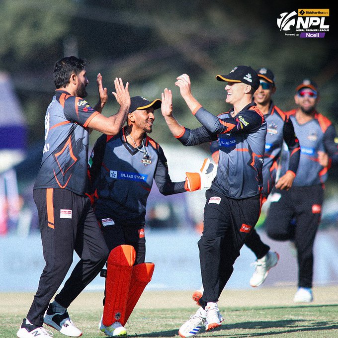 एनपीएलमा पोखरा पराजित, चितवनले मारयाे बाजीकाठमाडौ, १८ मंसिर । नेपाल प्रिमियर लिग (एनपीएल) पोखरा पराजित भएको छ ।      आज भएको दोस्रो खेलमा चितवन राइनोजले पोखरा एभेन्जर्सलाई ८७ रनले पराजित गरेको हो ।   चितवनले दिएको १६२ रनको लक्ष्य पछ्याएको पोखरा १३ ओभर १ बलमा ७४ रनमा समेटिन बाध्य भएको हो ।      पोखराका लागि नारायण जोशीले मा सर्वाधिक ३० रन जोडे पनि सो खेलमा मार्कस क्रिचलेले १७ रन जोड्दा अन्य कुनै ब्याटरले दोहोरो अंकमा रन बनाउन नसकेको अवस्था भोग्नु परयो ।   कप्तान कप्तान तथा ओपनर कुशल भुर्तेल शुन्यमा बाहिरए पछि सो खेलमा दिलिप नाथ ४, बास डे लिड शुन्य, किरण ठगुन्ना १, दिनेश खरेल १, रायमन रेइफर १, विपीन खत्री ९ र माइकल लिस्क शुन्य रनमा आउट हुनु परेको थियो ।      उता, बलिङमा चितवनका शोहिल तन्भिर, लुक बेन्केनस्टाइन र रिजन ढकालले ३–३ विकेट लिएका छन् । तन्भिरले पहिलो ओभर र रिजनले चौथो ओभरमा ३–३ विकेट लिन सफल भएका थिए ।   टस हारेर पहिला ब्याटिङ रोजेको चितवनले निर्धारित २० ओभरमा ७ विकेट गुमाउँदै १६२ रनको लक्ष्य दिएको थियो ।  