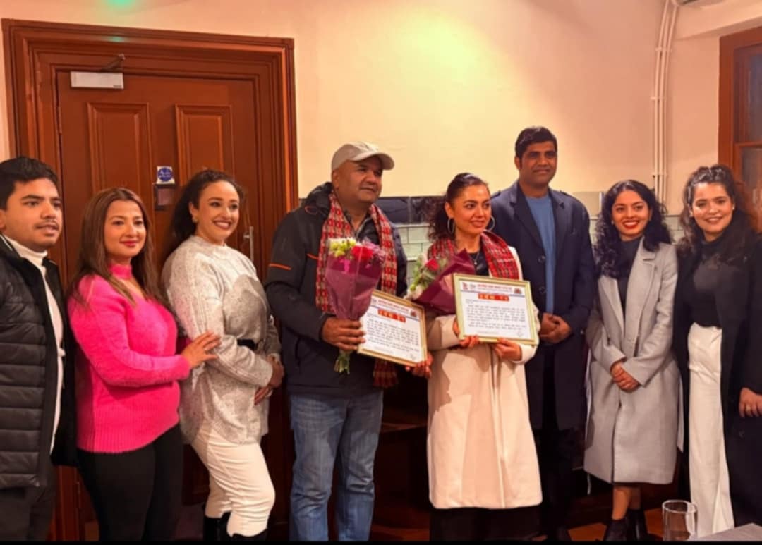 इनास वेल्स द्वारा नायिका खनाल र गीतकार सापकोटा सम्मानित