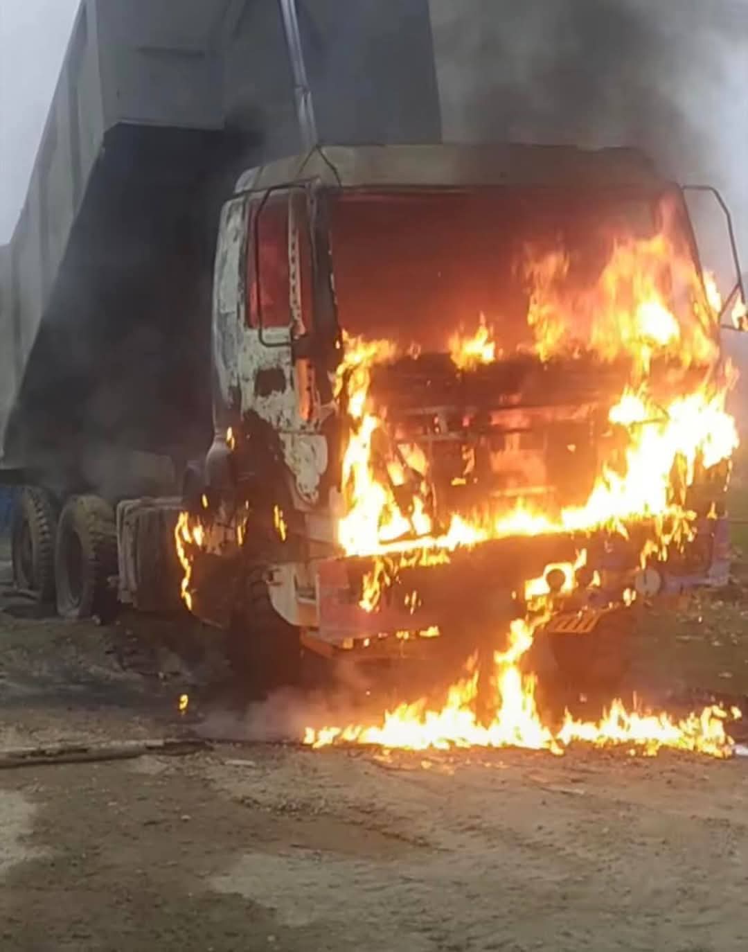 हाइटेन्सन तारबाट करेन्ट लागेर टिपरमा आगलागी, चालक गम्भीर