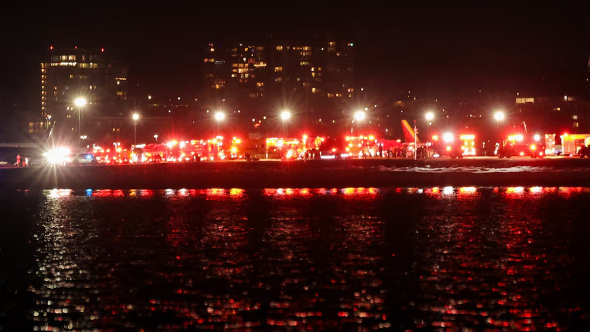 सेनाको हेलिकप्टर र अमेरिकी एयरलाइन्सको विमान ठोक्किँदा १८ जनाको मृत्यु