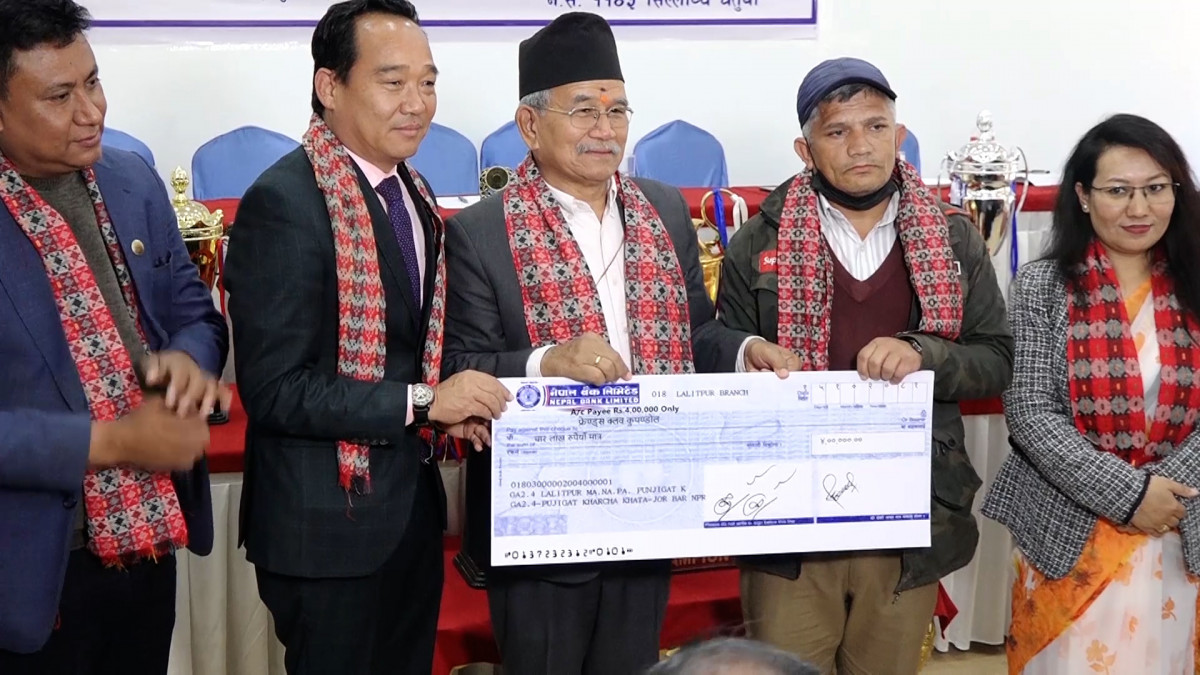 ललितपुर महानगरद्वारा १२ फुटबल क्लवलाई प्रोत्साहन पुरस्कार