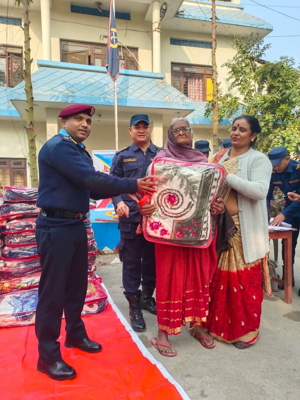 सैयौं वृद्ध वृद्धा,अपाङ्ग तथा बिपन्नलाई बलैनंकेट कम्बल वित्तरण