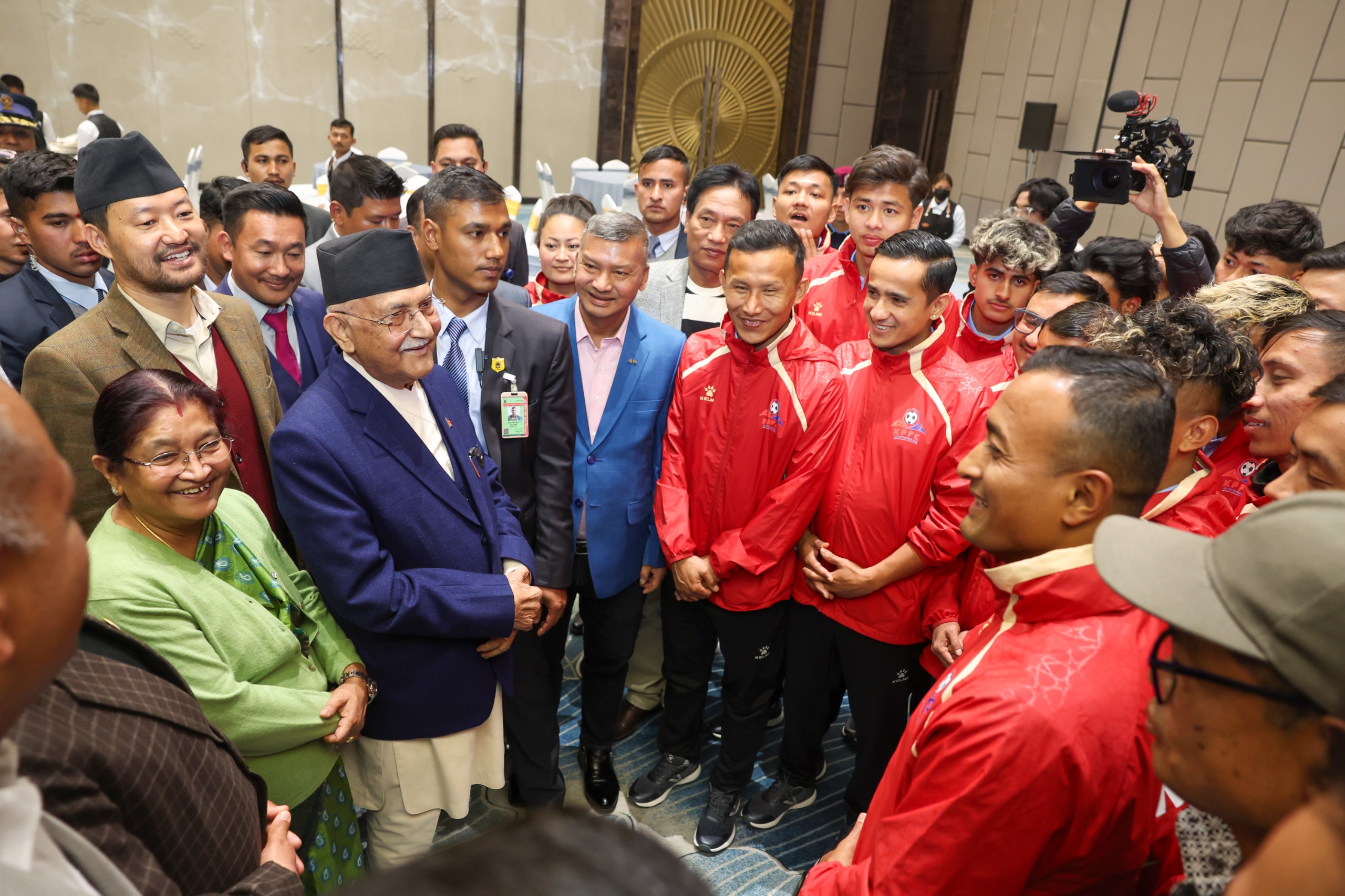 प्रधानमन्त्री र केपी ओली कप फुटबल च्याम्पियनसिपका खेलाडीबीच भेट