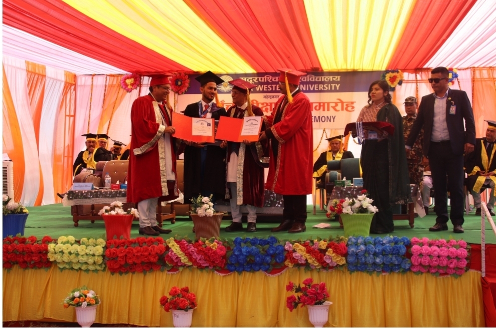 सुदूरपश्चिम विश्वविद्यालयका टपर पदमराज भट्ट चान्सलर पदकबाट सम्मानित