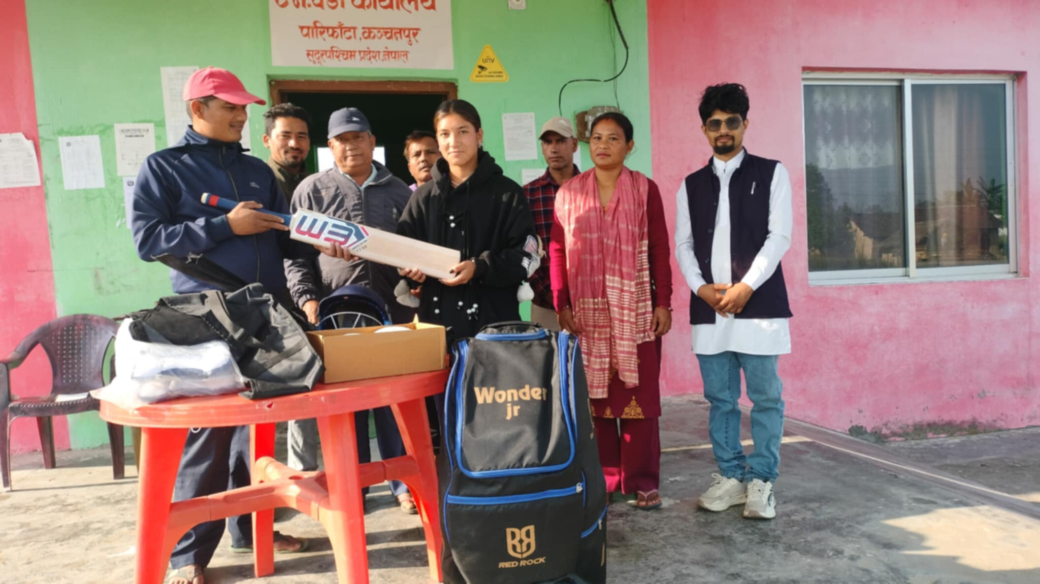 शुक्लाफाँटा-८ द्वारा क्रिकेट खेलाडीलाई खेल सामग्री हस्तान्तरण