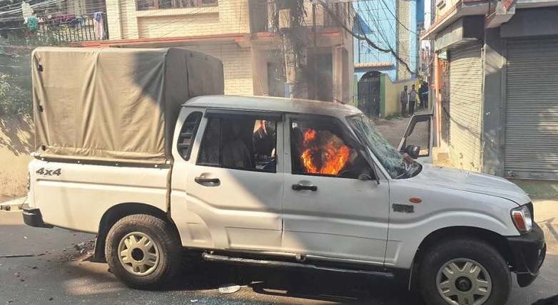 अन्नपूर्ण र कान्तिपुर टेलिभिजनमा ढुंगामुढा प्रहार, पेरिस डाँडा नजिक सरकारी गाडीमा आगजनी