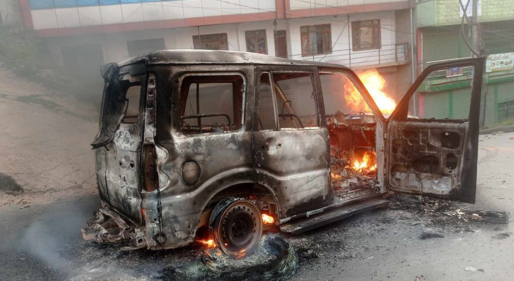 राजावादीले जलाए रास्वपा प्रमुख सचेतकको गाडी