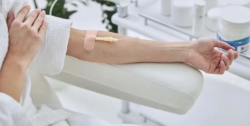 युएईका मुस्लिम गोरो देखिन लगाइरहेका छन् खोप, जसकाे ब्यापार नै २२.९ मिलियन