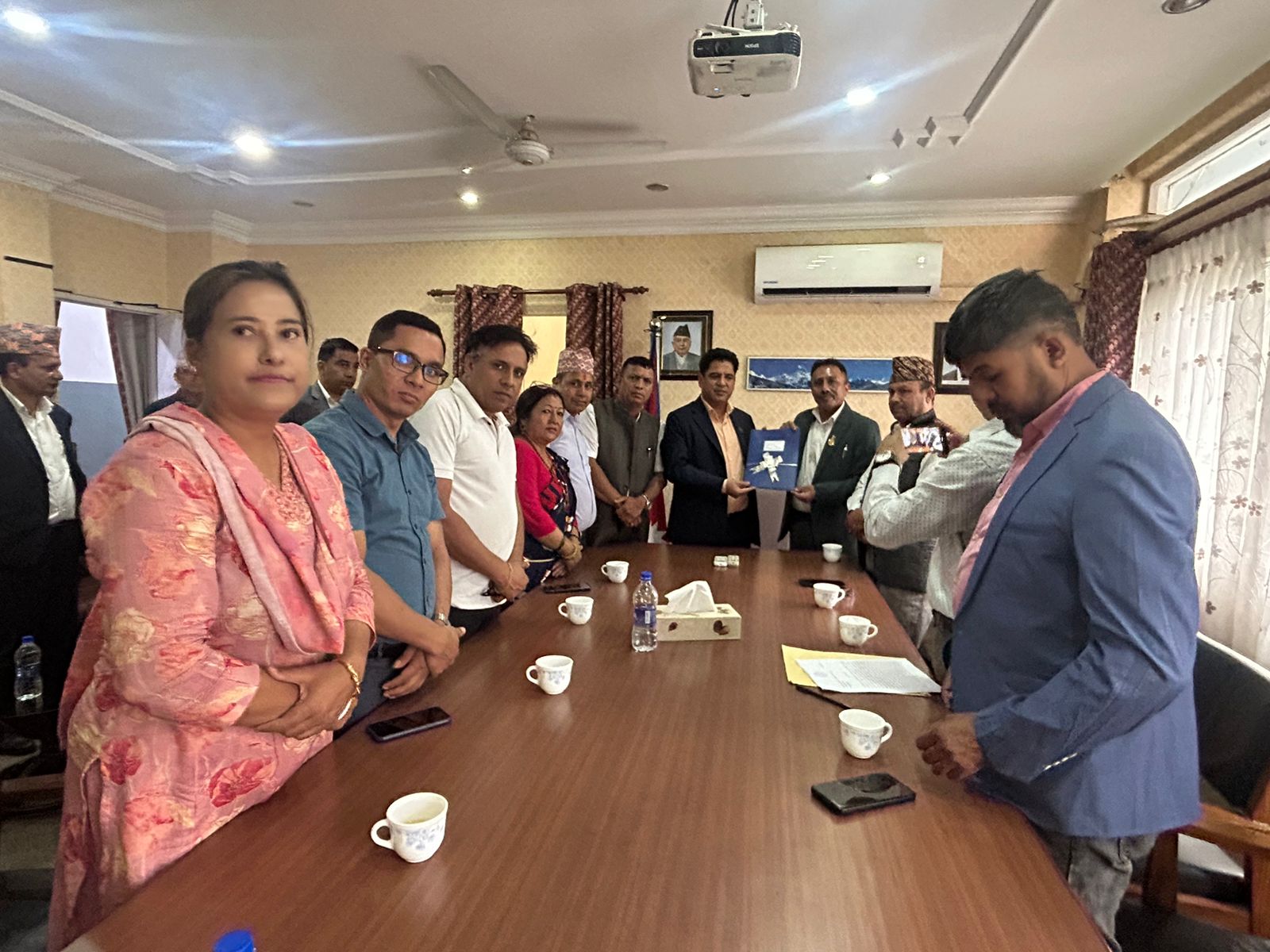 नेपाल राष्ट्रिय व्यवसायी महासंघद्वारा उद्योग मन्त्रीलाई समसामयिक आर्थिक चुनौतीबारे ध्यानाकर्षण पत्र बुझाइयो