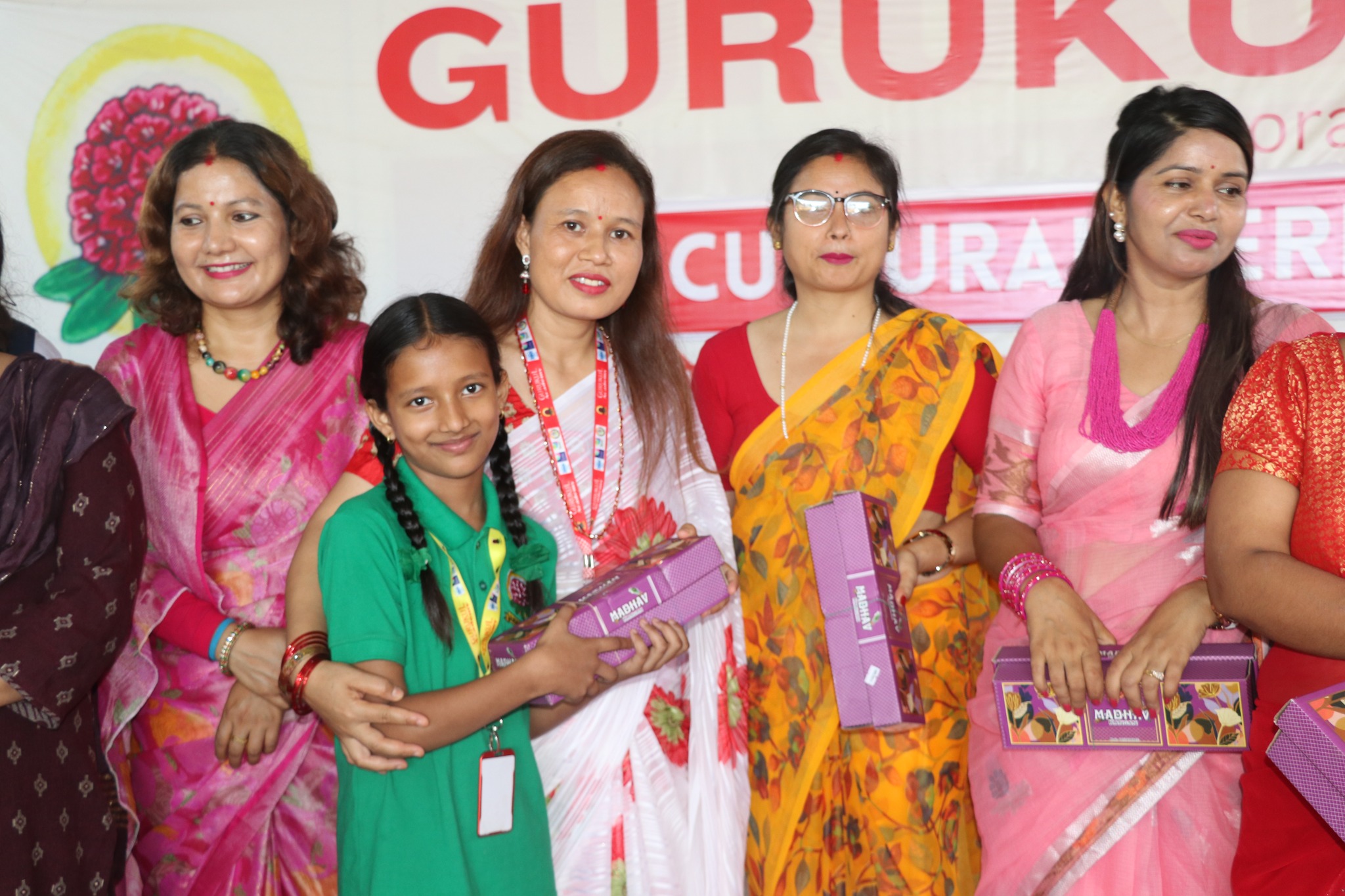 गुरुकुल एकेडेमीका विद्यार्थिको यस्तो संस्कार , स्वस्फुर्त रुपमा रकम संकलन गरी महिला सहयोगि कर्मचारी र शिक्षिकालाई तिज कोसेली प्रदान