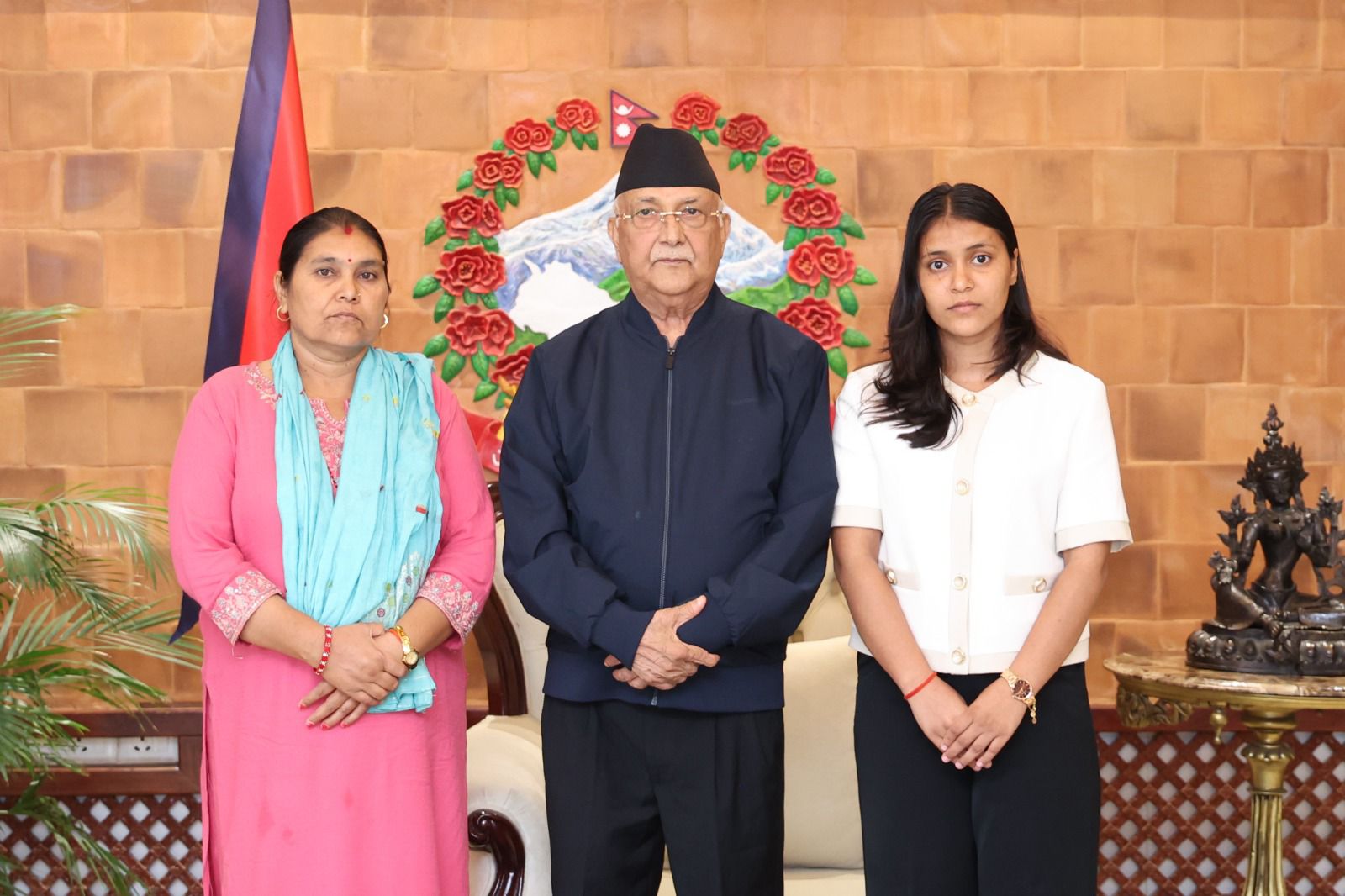 विपिन जोशीकी आमा र बहिनीले भेटे प्रधानमन्त्री