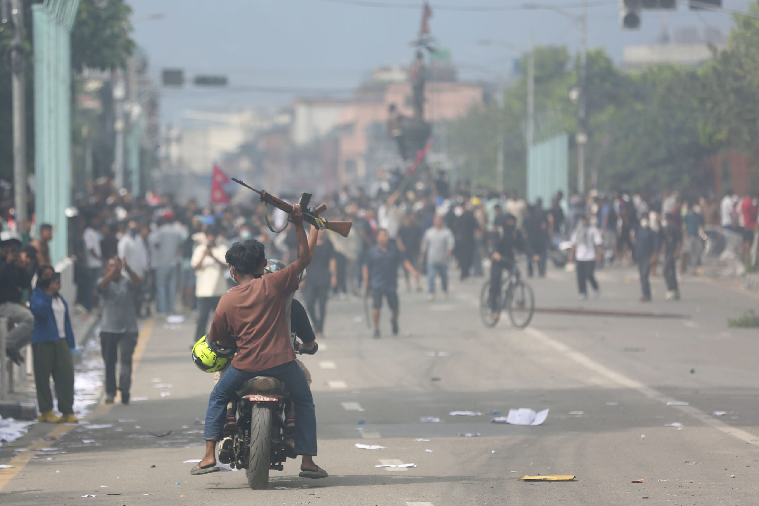 राष्ट्रिय वाणिज्य बैंकबाट १८ किलो सुन र ५ कराेड नगद लुटिएको गभर्नर पौडेलको खुलासा