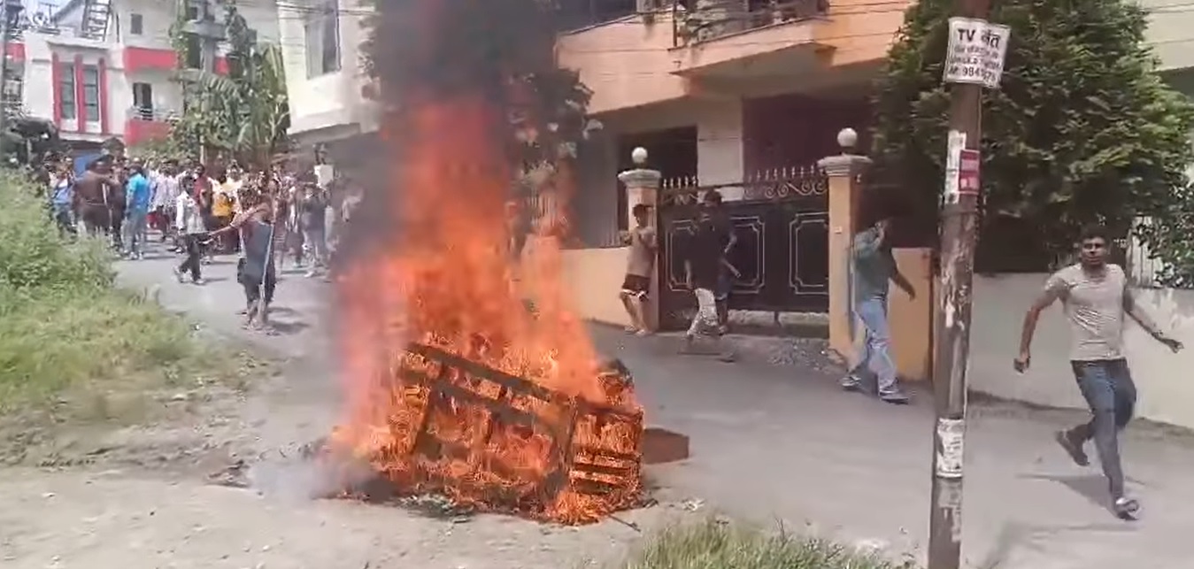 जेनजी आन्दोलन: मन्त्री–नेताको घरमै ढुंगा प्रहार र आगजनी