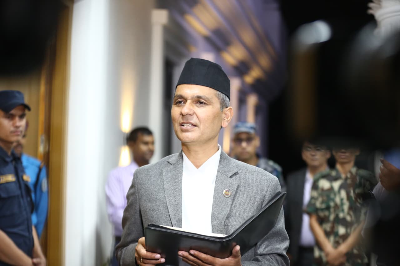 नेताहरूको पासपोर्ट रोक्का मात्रै होइन, पक्राउ गर्नुपर्ने पनि हुन सक्छ : गृहमन्त्री