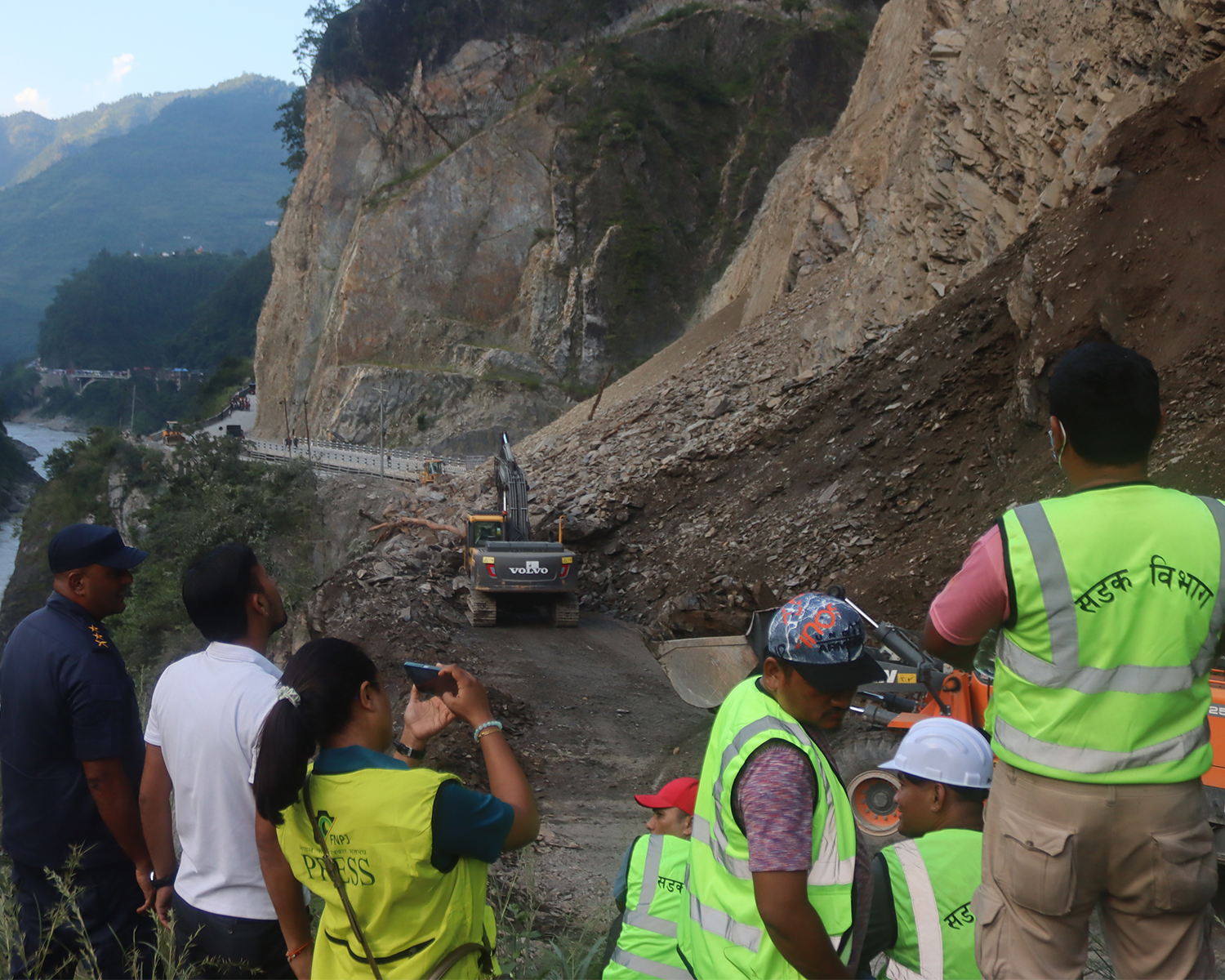 धादिङको जवाङ खोलामा ठूलो पहिरो, दिनभर सडक बन्द रहन सक्ने
