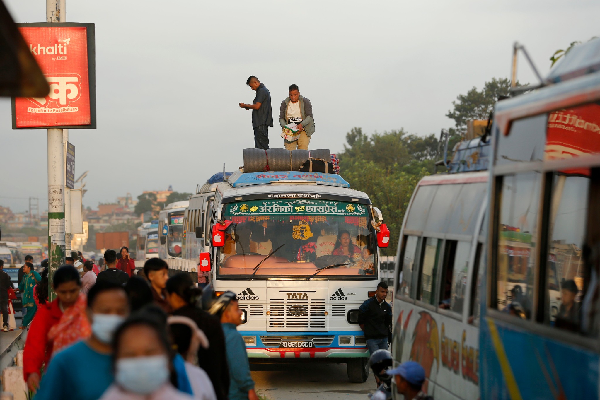 पछिल्लो २४ घण्टामा १ लाख ११ हजारभन्दा बढी यात्रु काठमाडौं उपत्यकाबाट बाहिरिए
