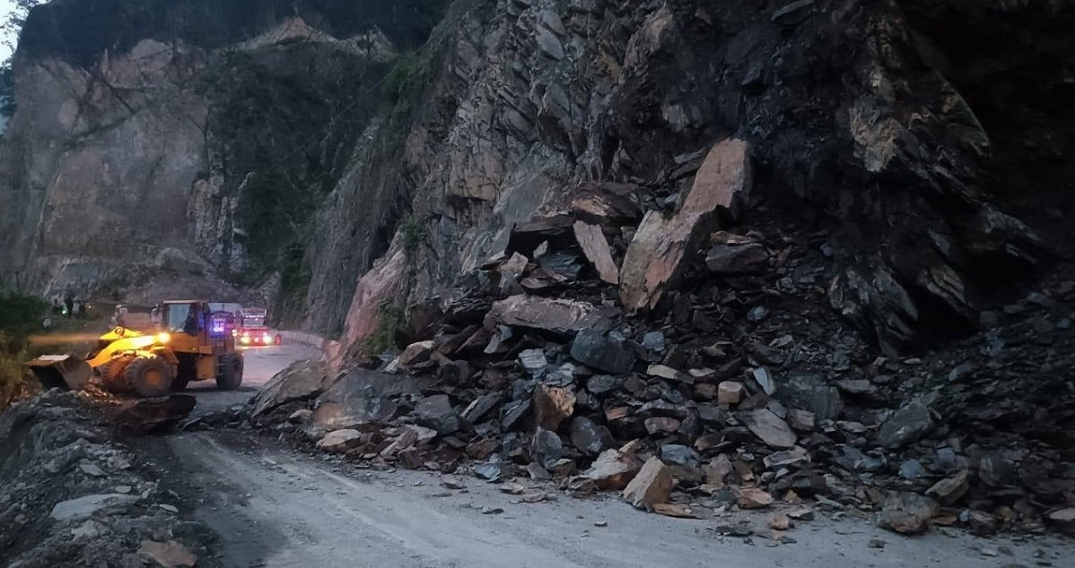 दासढुंगा नजिकै अर्को पहिरो खस्दा मुग्लिन-नारायणघाट सडक एकतर्फी