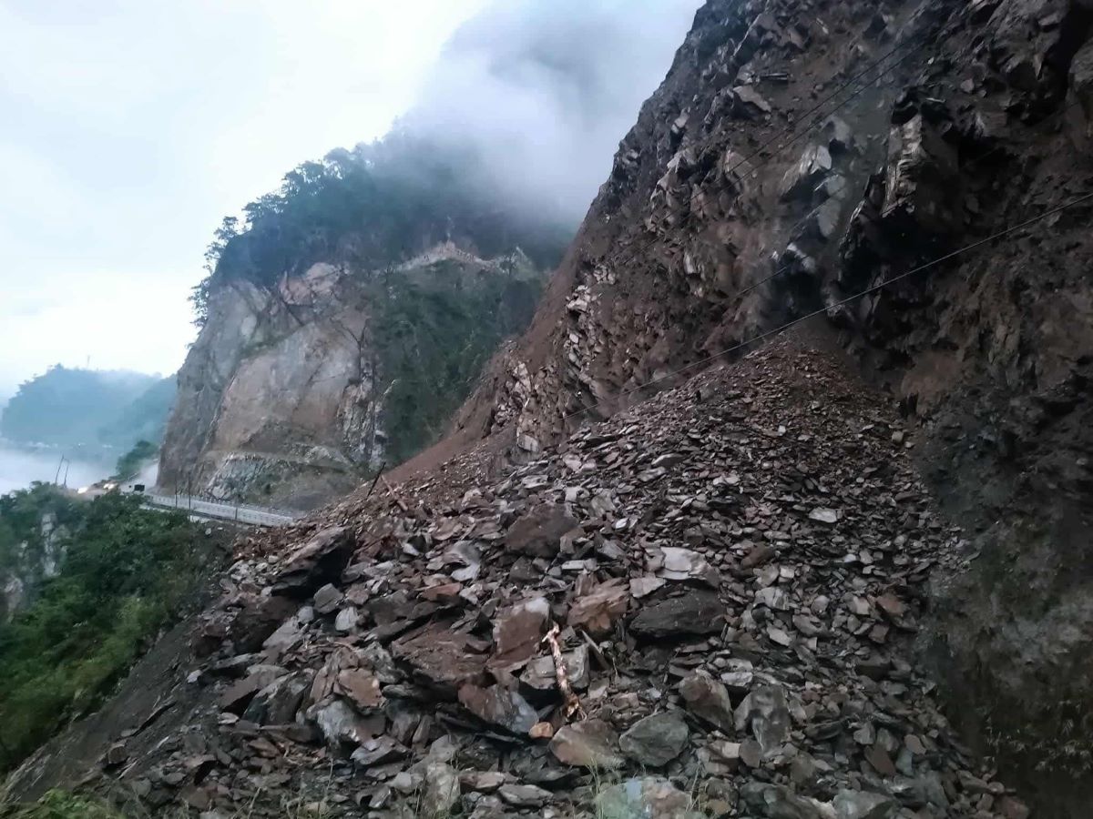 अपडेट: अविरल वर्षा र पहिरोका कारण देशका विभिन्न राजमार्ग अवरुद्ध, यातायात प्रभावित