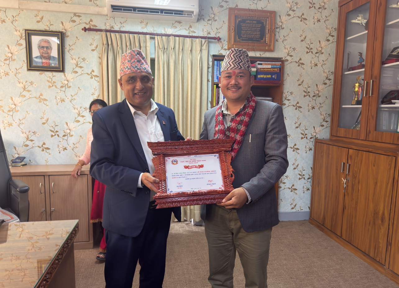 पर्यटन र पर्वतारोहण क्षेत्रको प्रवर्द्धनमा उल्लेखनीय योगदान गरेकोमा अपिहिमाल गाउँपालिका सम्मानित