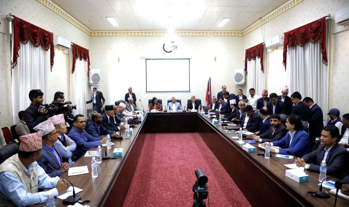 निर्वाचन आयोगले बोलाएको छलफलमा कुन दलबाट को गए?