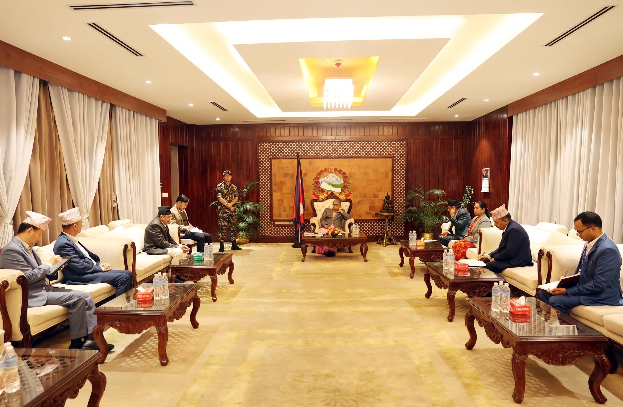 प्रधानमन्त्रीले राखिन् मन्त्री र सचिवहरूको बैठक