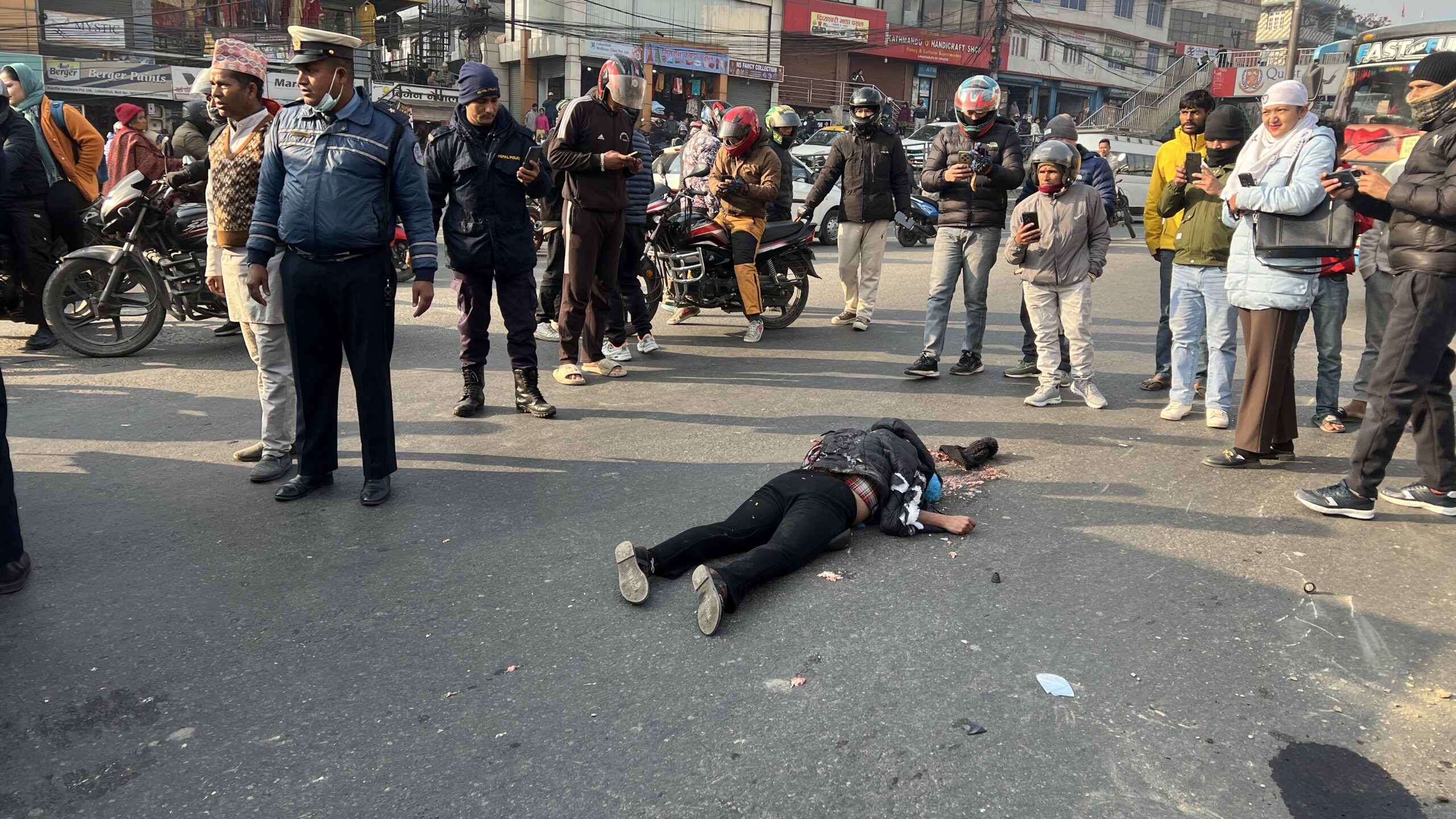 भक्तपुरमा सवारी दुर्घटना, दार्चुलाकी ३२ बर्षीय स्वस्तीकाको मृत्यु, उनका श्रीमान गम्भीर घाईते
