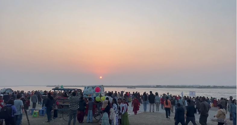 सूर्यास्तले तानेको भीड: बिना मेला पनि सप्तकोशी बगरमा उत्सवजस्तै चहलपहल
