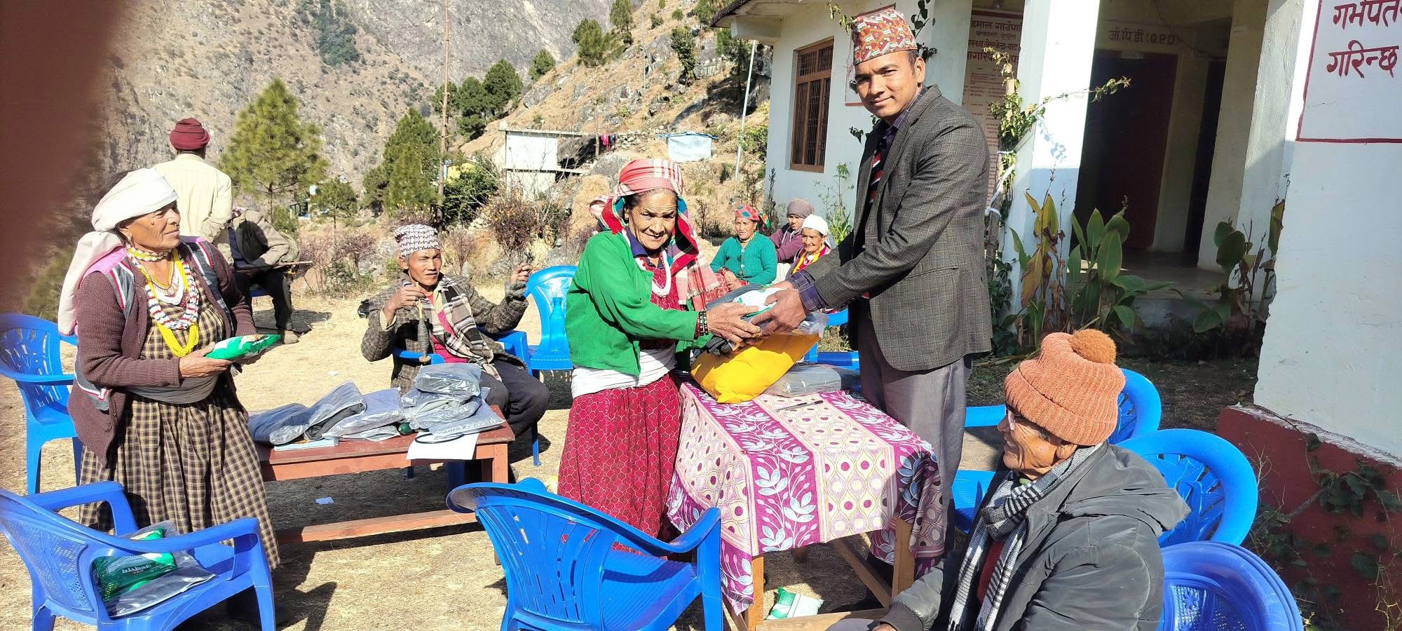 अपिहिमाल गाउँपालिकाद्वारा ज्येष्ठ नागरिकलाई न्यानो लुगा, पोषण सामग्री वितरण