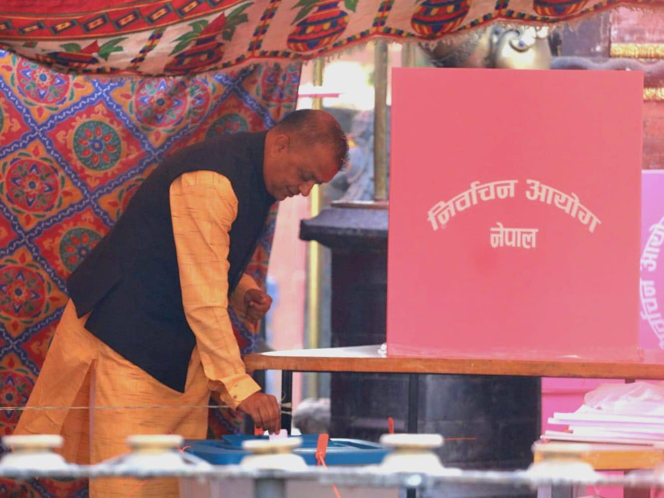 गगनकुमार थापाले गरे काठमाडौं–४ मा मतदान